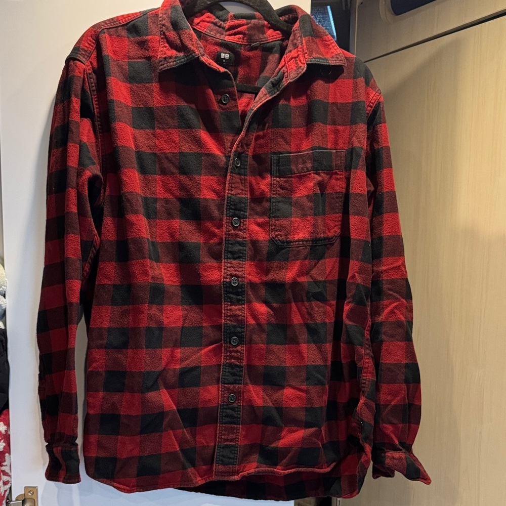 Uniqlo Red and Black Plaid Men's Shirt